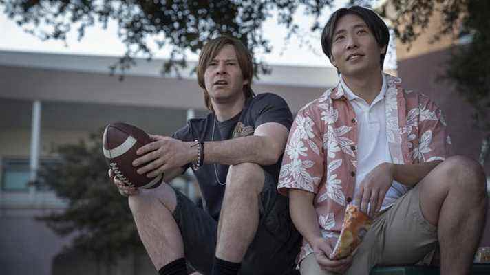 Brett (Ike Barinholtz) et Ned (Kelvin Yu) en tant que lycéens dans The Afterparty sur Apple TV+.
