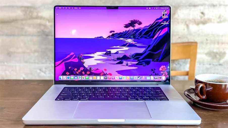MacBook Pro 16 pouces (2021) sur une table basse