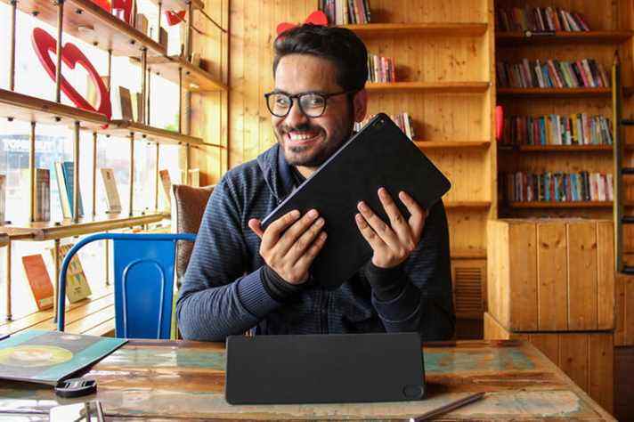 Prakhar Khanna semble satisfait du Huawei MateBook E.