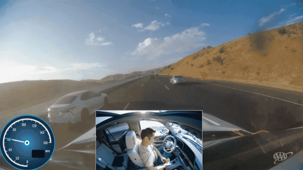 Le conducteur de la Cadillac Escalade simule une distraction (scénario A).