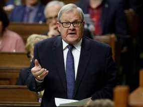 Le ministre des Anciens Combattants Lawrence MacAulay prend la parole lors de la période des questions à la Chambre des communes sur la Colline du Parlement à Ottawa, le 3 février 2020.