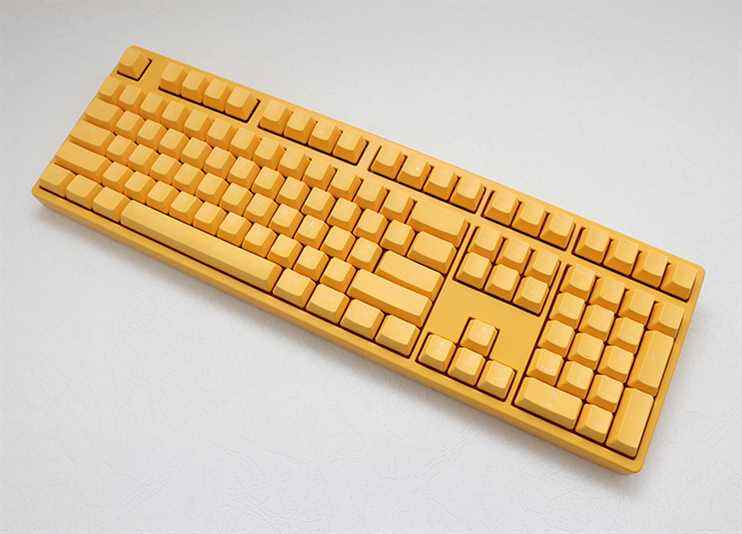 Un clavier Ducky jaune avec des étiquettes très pâles sur ses touches.
