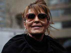 L'ancienne gouverneure de l'Alaska Sarah Palin arrive devant un tribunal fédéral de Manhattan pour reprendre une affaire contre le New York Times après qu'elle a été reportée parce qu'elle a été testée positive pour COVID-19 le 3 février 2022 à New York.