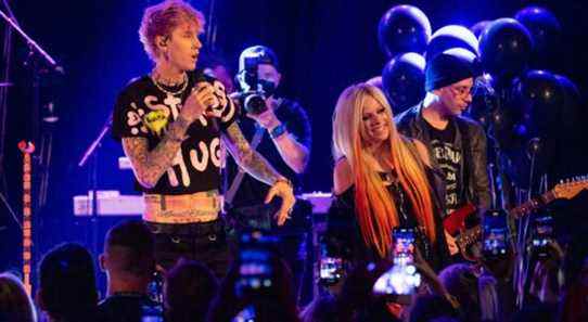 Avril Lavigne illumine le Roxy avec Travis Barker et Machine Gun Kelly pour la sortie de « Love Sux »
