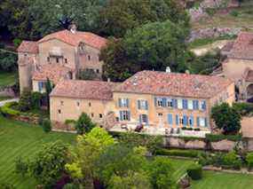 Une vue aérienne prise le 31 mai 2008 à Le Val, dans le sud-est de la France, montre le Château Miraval, un domaine viticole.
