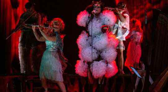 Critique du concert 'Cornucopia' : Quatre décennies dans une carrière magistrale, l'art de Björk est plus audacieux que jamais