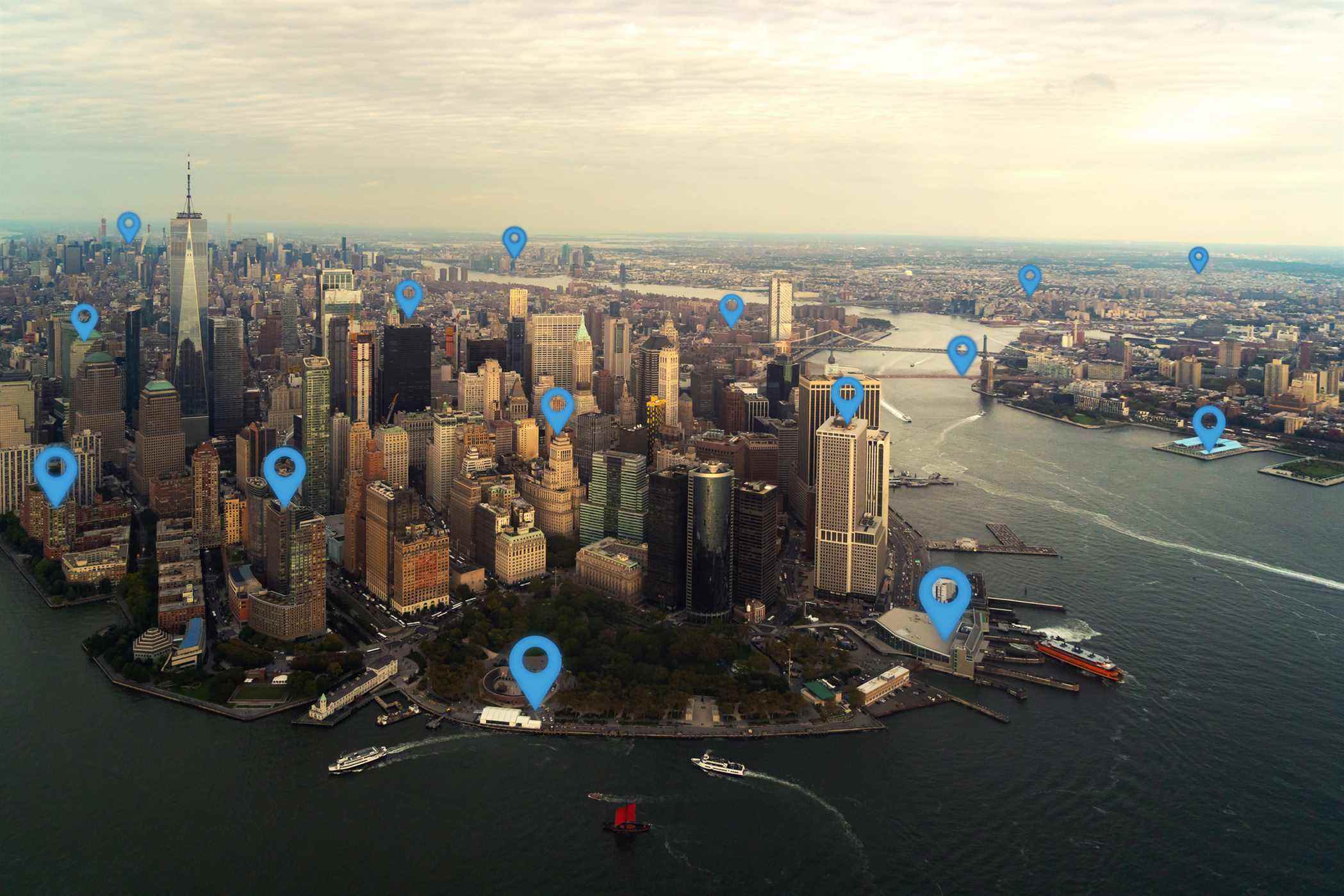 Vue de NYC avec des repères de localisation bleus superposés à certains endroits