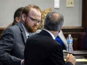L'accusé Travis McMichael s'entretient avec son avocat Bob Rubin en attendant que le jury revienne dans la salle d'audience pendant les délibérations du procès lors des délibérations du procès au palais de justice du comté de Glynn le 24 novembre 2021 à Brunswick, en Géorgie.