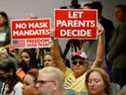 Résidents de Floride protestant contre les mandats de masque dans les écoles pour empêcher la propagation de COVID-19.  REUTERS/Joe Skipper  