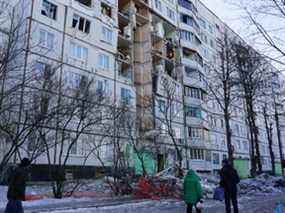 Une vue montre un immeuble résidentiel endommagé par les récents bombardements à Kharkiv, en Ukraine, le 27 février 2022.