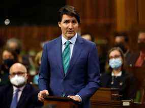 Le premier ministre Justin Trudeau parle à la Chambre des communes de la mise en œuvre de la Loi sur les mesures d'urgence alors que les camionneurs et leurs partisans continuent de manifester à Ottawa, le 17 février 2022.