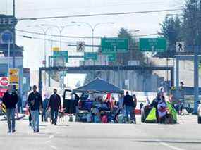 L'Agence des services frontaliers du Canada indique que le trafic se déplace à nouveau au sud de Vancouver au poste frontalier de l'autoroute du Pacifique menant à l'État de Washington.  Le soi-disant Freedom Convoy a voyagé de Chilliwack au passage frontalier de l'autoroute du Pacifique samedi.
