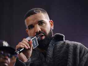 Drake parle sur scène à Long Beach, en Californie.