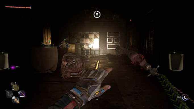 Le joueur rencontre deux zombies accroupis sur le sol dans une pièce sombre dans Dying Light 2