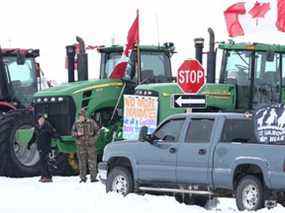 Des camions et des tracteurs bloquent le passage frontalier canado-américain lors d'une manifestation à Emerson, au Manitoba.