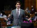 Le premier ministre du Canada Justin Trudeau prend la parole pendant la période des questions à la Chambre des communes sur la Colline du Parlement à Ottawa, Ontario, Canada le 16 février 2022. REUTERS/Blair Gable 