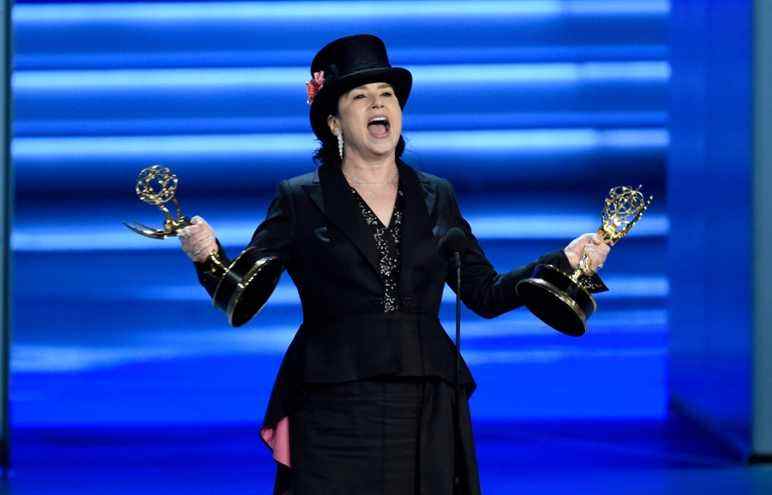 Amy Sherman-Palladino reçoit le prix de la réalisation exceptionnelle d'une série comique pour "La merveilleuse Mme Maisel" à la 70e Primetime Emmy Awards le lundi 17 septembre 2018, au Microsoft Theatre de Los Angeles.  (Photo de Chris Pizzello/Invision/AP)