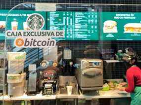 Un signe se lit comme suit : 'registre Bitcoin exclusif' dans un magasin Starbucks où la crypto-monnaie est acceptée comme mode de paiement, à San Salvador, El Salvador.