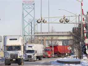 La circulation circule sur le pont Ambassador à Windsor, en Ontario, le 14 février 2022 après que des manifestants ont bloqué le principal passage frontalier pendant près d'une semaine.