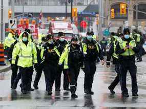 Des policiers patrouillent sur la rue Wellington, alors que les camionneurs et les partisans continuent de protester contre les mandats de vaccination, à Ottawa le 17 février 2022.