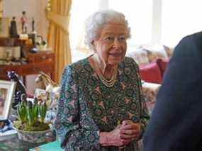 La reine Elizabeth de Grande-Bretagne prend la parole lors d'une audience où elle a rencontré les secrétaires entrants et sortants des services de défense au château de Windsor à Windsor, en Grande-Bretagne, le 16 février 2022.