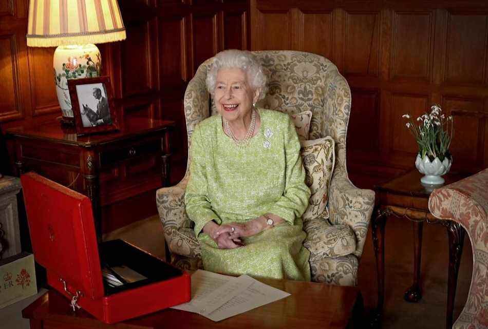 La reine au travail dans la nouvelle image publiée le jour où son règne atteint 70 ans (Chris Jackson/Buckingham Palace via Getty Images)