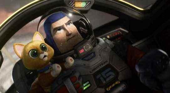 La version humaine de Buzz l'Éclair prend la place de l'adorable chat robot dans la nouvelle bande-annonce de l'Éclair