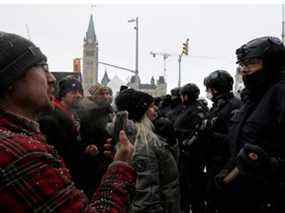 Des policiers canadiens affrontent des manifestants alors qu'ils s'efforcent de rétablir la normalité dans la capitale tandis que des camions et des manifestants continuent d'occuper le centre-ville pendant plus de trois semaines pour protester contre les restrictions pandémiques à Ottawa, Ontario, Canada, le 19 février 2022.