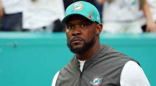 L'ancien entraîneur des Dolphins de Miami, Brian Flores, poursuit la NFL, alléguant des pratiques d'embauche racistes