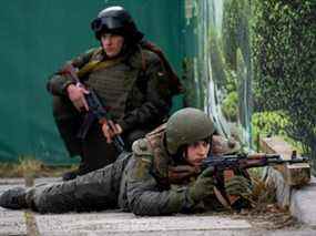 Des soldats ukrainiens prennent position dans le centre-ville de Kiev, en Ukraine, le vendredi 25 février 2022.