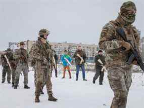 Des vétérans du bataillon Azov de la Garde nationale ukrainienne mènent des exercices militaires pour des civils sous la menace d'une invasion russe, à Kiev, le dimanche 6 février 2022.