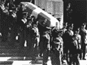 Le cercueil de Pierre Laporte est conduit à l'extérieur lors de ses funérailles le 20 octobre 1970. Le vice-premier ministre du Québec a été enlevé et tué pendant la crise d'octobre.