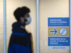 Les voyageurs se rendent à l'enregistrement au terminal 1 de l'aéroport international Pearson de Toronto pendant la pandémie de Covid 19 à Toronto, le mercredi 15 décembre 2021.