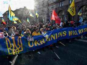 Les gens défilent à Kiev, en Ukraine, le samedi 12 février 2022, pour manifester leur unité et leur résistance contre une invasion russe.