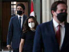 Le Premier ministre canadien Justin Trudeau (à gauche) arrive pour une conférence de presse le lundi 21 février 2022 à Ottawa.