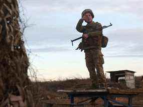 Un militaire des forces militaires ukrainiennes surveille sa position sur la ligne de front avec des séparatistes soutenus par la Russie non loin du village de Novognativka, dans la région de Donetsk, le samedi 19 février 2022.