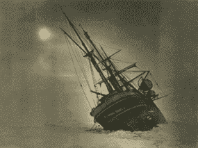 Dans l'une des photographies emblématiques de Frank Hurley, l'Endurance se penche vers bâbord alors qu'il est piégé dans la glace lors de l'expédition transantarctique impériale, 1914-17, dirigée par Ernest Shackleton.