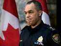 Le chef de la police d'Ottawa, Peter Sloly, écoute la question d'un journaliste alors que la manifestation contre les restrictions liées à la COVID-19 se poursuit dans sa deuxième semaine, à Ottawa, le vendredi 4 février 2022. 