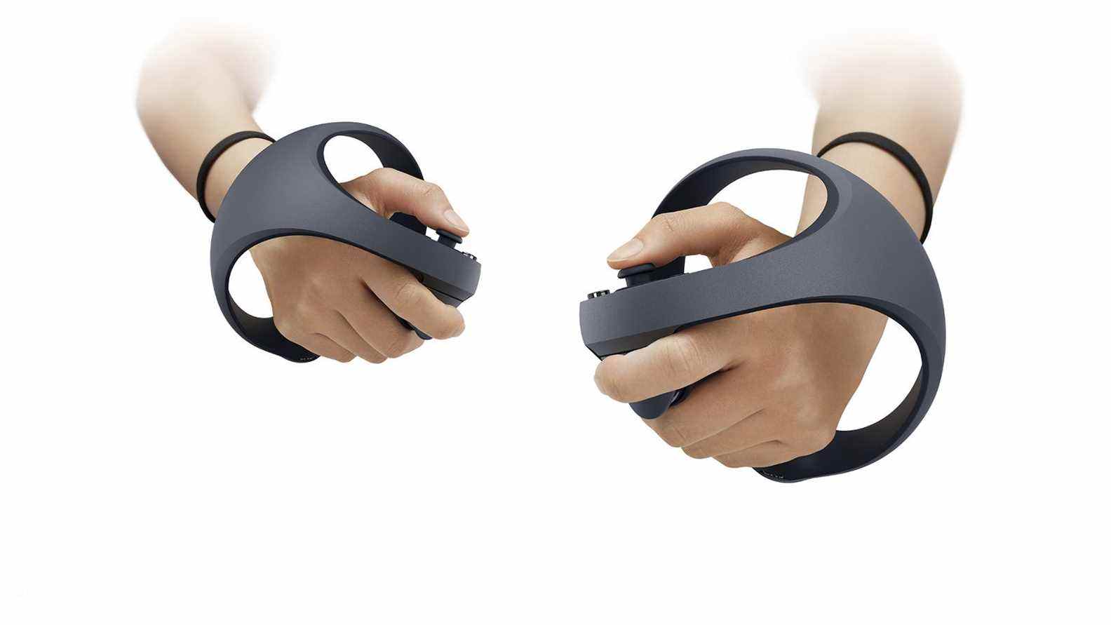 Un joueur tenant les contrôleurs PlayStation VR2 Sense