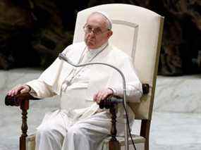 Le pape François tient l'audience générale hebdomadaire dans la salle Paul VI du Vatican, le 23 février 2022.
