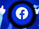 La photo montre le logo de Facebook sur les médias sociaux en ligne américains et le service de réseautage social sur un écran de tablette.  Photo de KIRILL KUDRYAVTSEV / AFP 