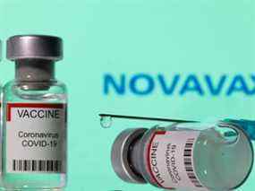 Santé Canada a déclaré que les essais cliniques ont révélé que Novavax était efficace à 90 % pour prévenir le COVID-19 symptomatique et à 100 % pour prévenir les maladies graves.