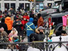 Des manifestants se rassemblent devant la colline du Parlement alors que les camionneurs et leurs partisans continuent de protester contre les mandats de vaccination contre la COVID-19, à Ottawa, le mardi 8 février 2022.