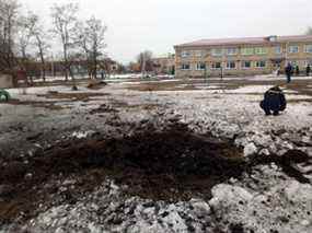 Une vue montre un cratère, causé par des bombardements selon les autorités locales ukrainiennes, dans l'enceinte d'un lycée de la ville de Vrubivka, dans la région de Louhansk, en Ukraine, sur cette photo publiée le 17 février 2022.