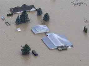 Les eaux de crue entourent une ferme à Abbotsford, en Colombie-Britannique, le 23 novembre 2021.