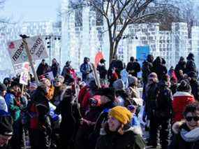 Les habitants de Québec manifestent près de l'Assemblée nationale lors du festival annuel du Carnaval, prêtant leur soutien aux camionneurs contre les mandats de vaccination, à Québec.
