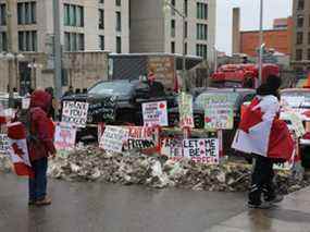 Des signes de soutien à la manifestation du Freedom Convoy sont visibles sur la rue Wellington à Ottawa, le jeudi 10 février 2022.