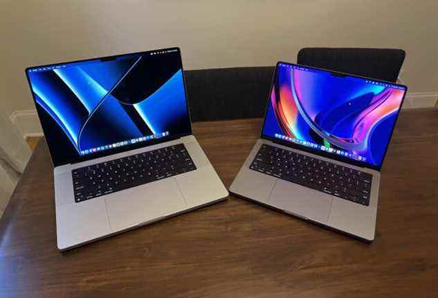 Les MacBook Pro 14 et 16 pouces 2021 côte à côte.