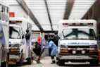Un ambulancier livre un patient à l'hôpital Mount Sinai de Toronto le 3 janvier 2022. 