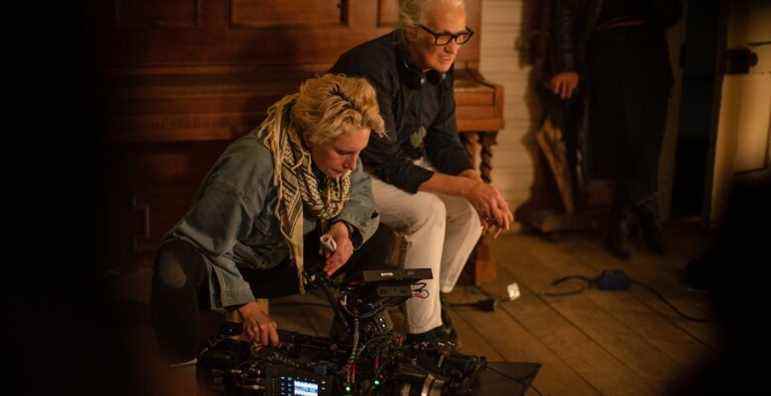 THE POWER OF THE DOG (L to R): ARI WEGNER (DIRECTOR OF PHOTOGRAPHY), JANE CAMPION (DIRECTOR,PRODUCER) in THE POWER OF THE DOG. Cr. KIRSTY GRIFFIN/NETFLIX © 2021